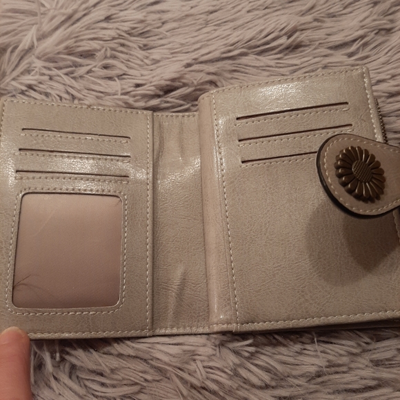 Sendeen Wallet- Tan- New - Picture 5 of 10